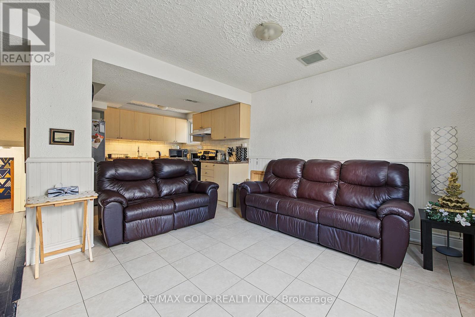 55 MALCOLM CRESCENT - Image 32