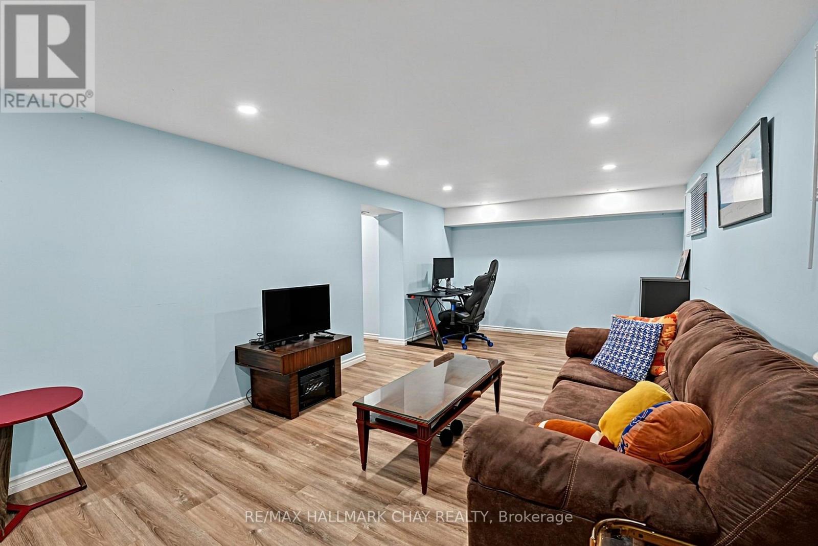 84 LONGFORD DRIVE - 16