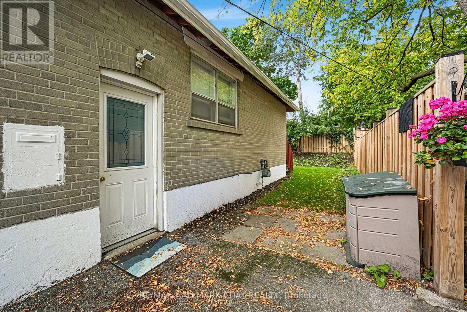 84 LONGFORD DRIVE - 20