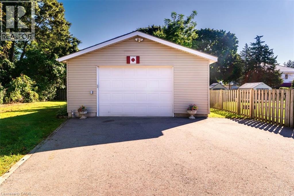 7 MARTIN Avenue - Image 4