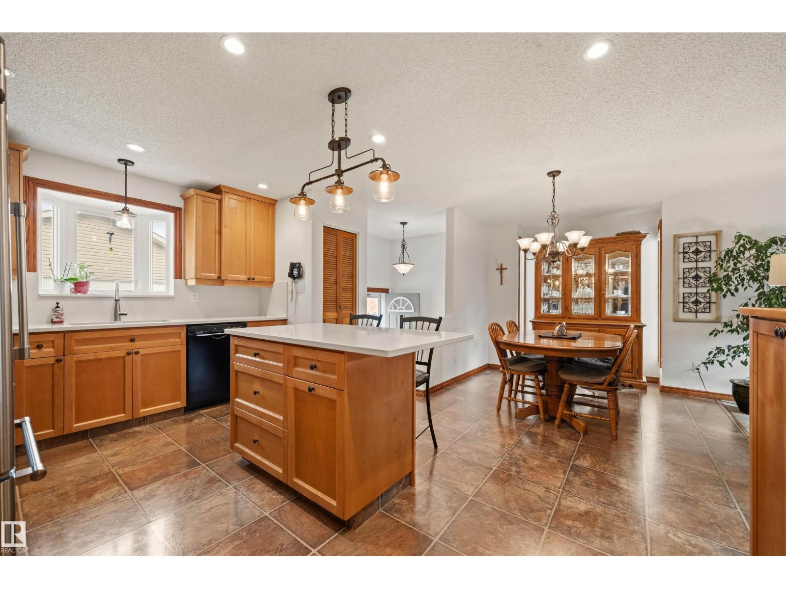 704 Warwick Road NW, Dunluce — photo 10 of 30: Property photo