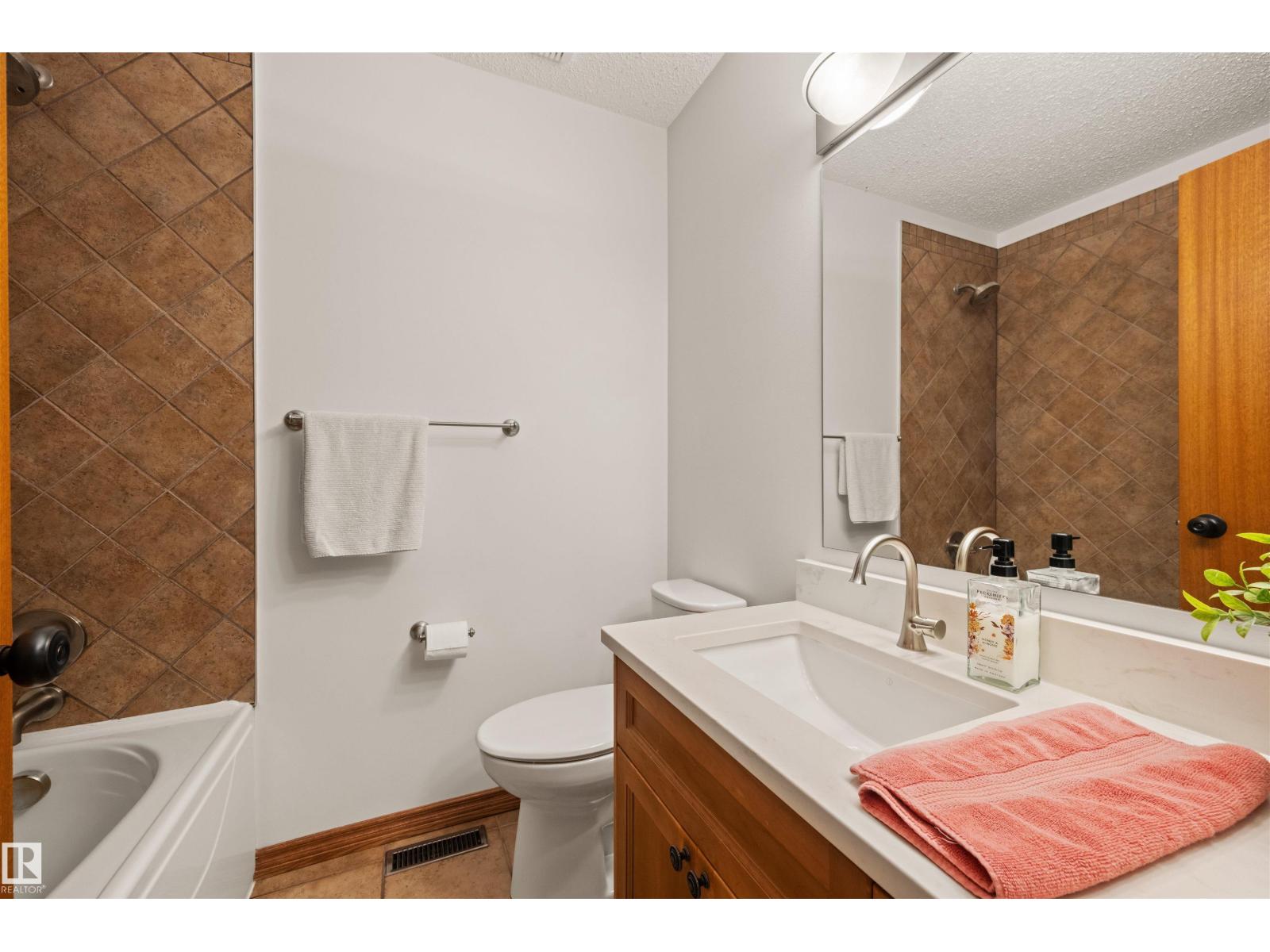 704 Warwick Road NW, Dunluce — photo 11 of 30: Property photo