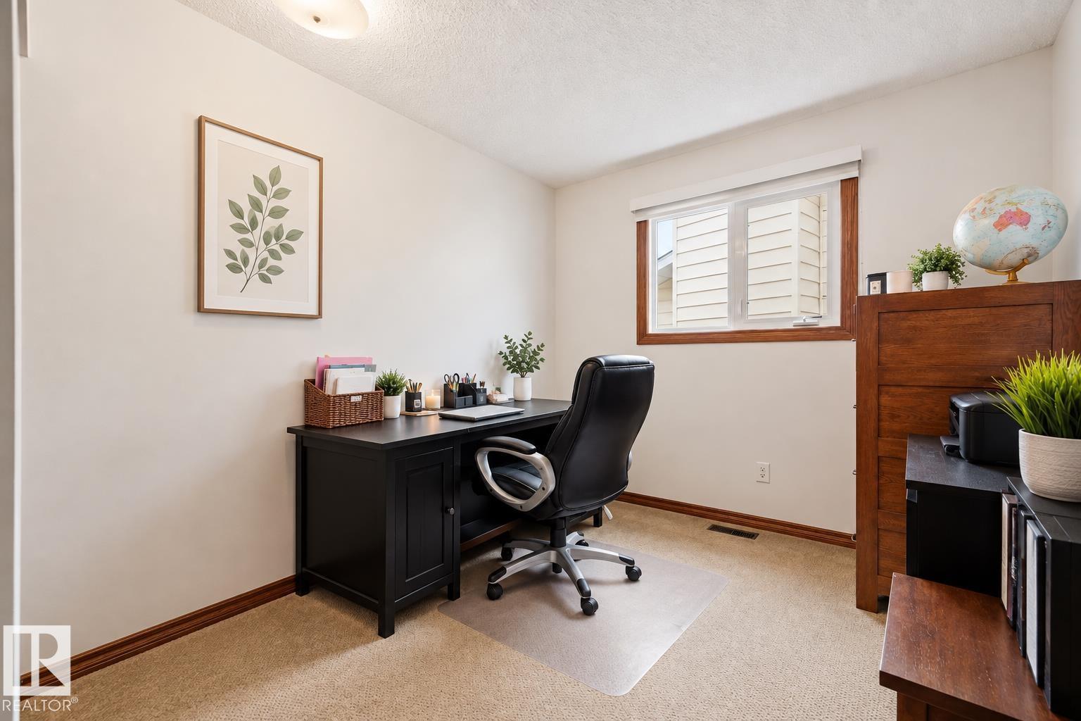 704 Warwick Road NW, Dunluce — photo 16 of 30: Property photo