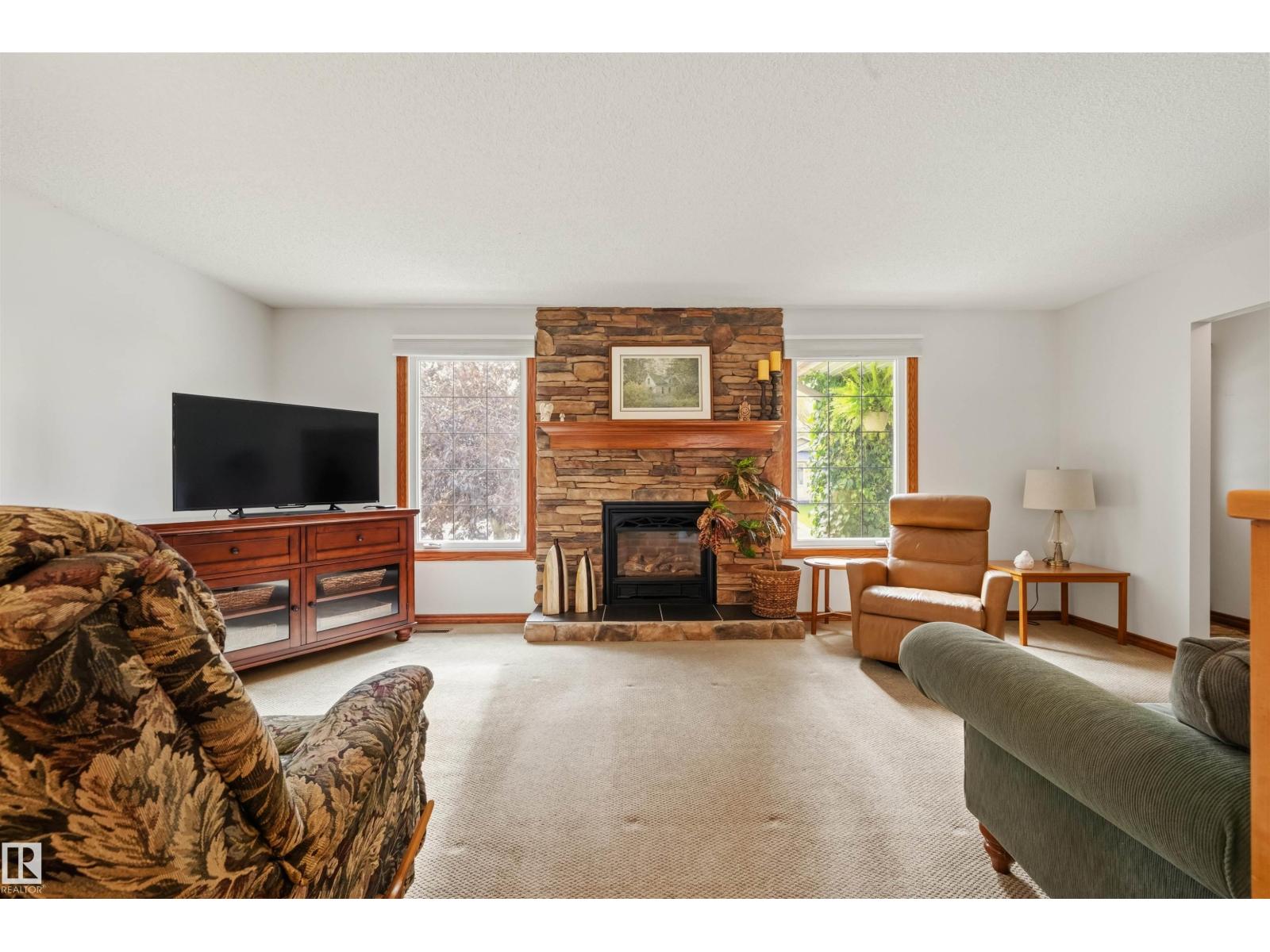 704 Warwick Road NW, Dunluce — photo 3 of 30: Property photo