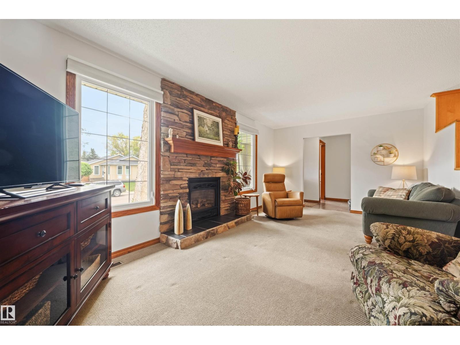 704 Warwick Road NW, Dunluce — photo 4 of 30: Property photo