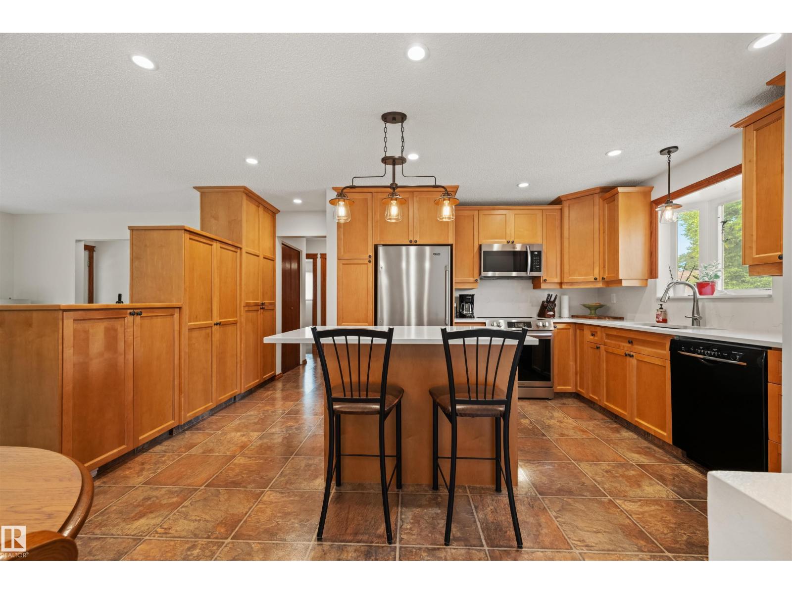 704 Warwick Road NW, Dunluce — photo 5 of 30: Property photo