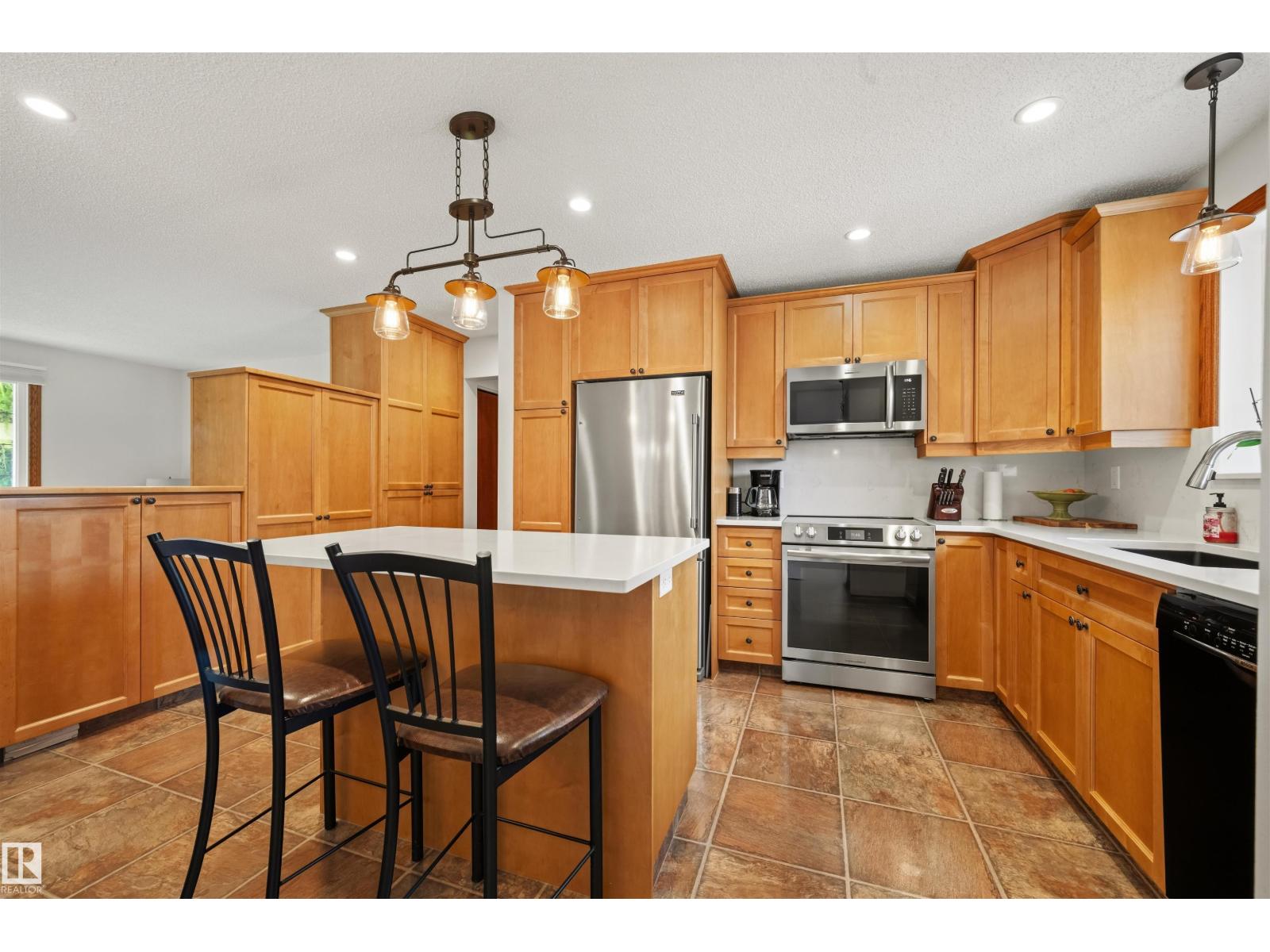 704 Warwick Road NW, Dunluce — photo 6 of 30: Property photo