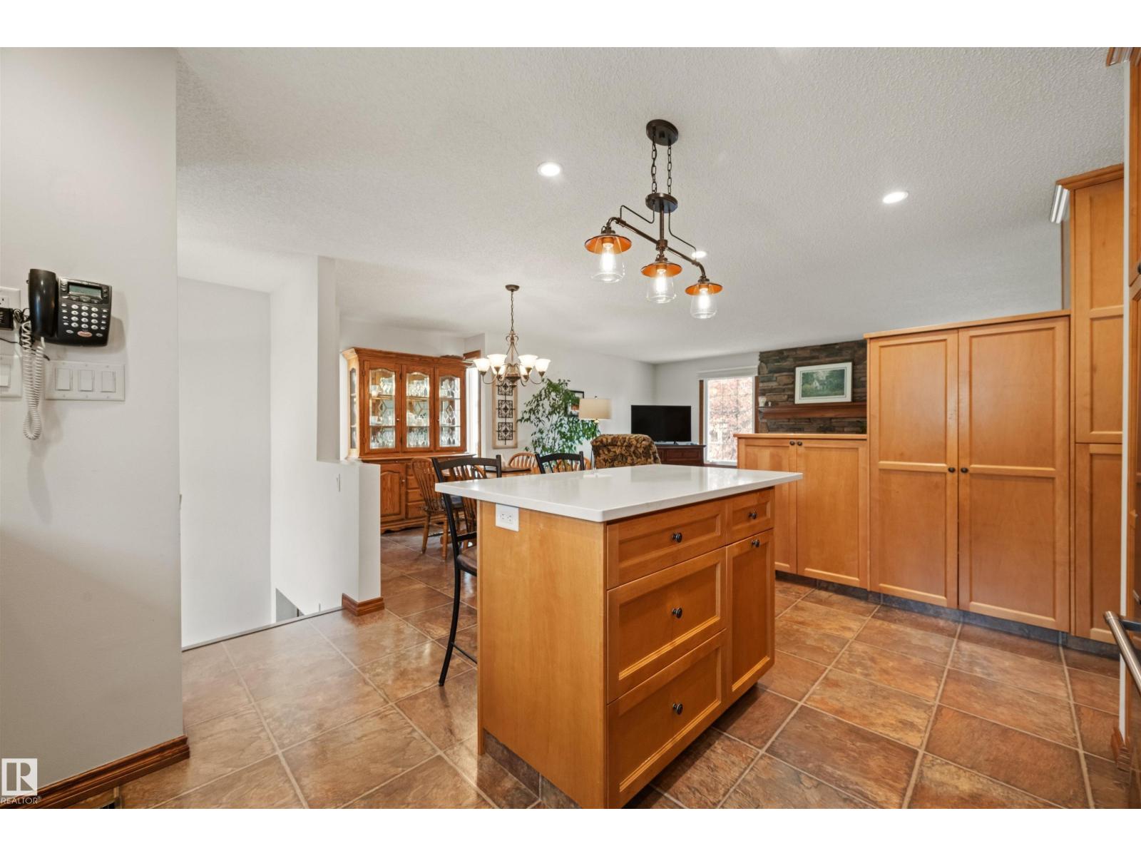 704 Warwick Road NW, Dunluce — photo 7 of 30: Property photo