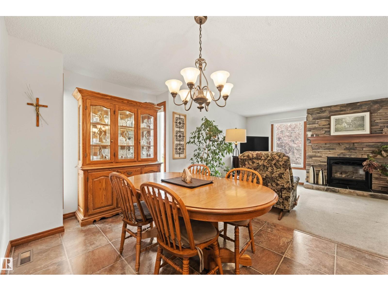 704 Warwick Road NW, Dunluce — photo 8 of 30: Property photo