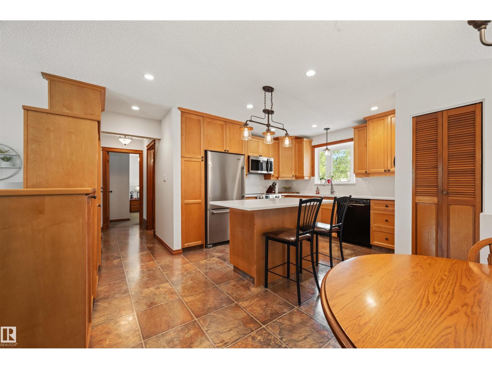 704 Warwick Road NW, Dunluce — photo 9 of 30: Property photo