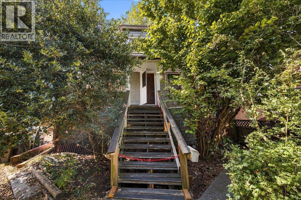 242 BOYNE Street, New Westminster, British Columbia, V3M5J8, New Westminster, British Columbia — photo 2 of 5