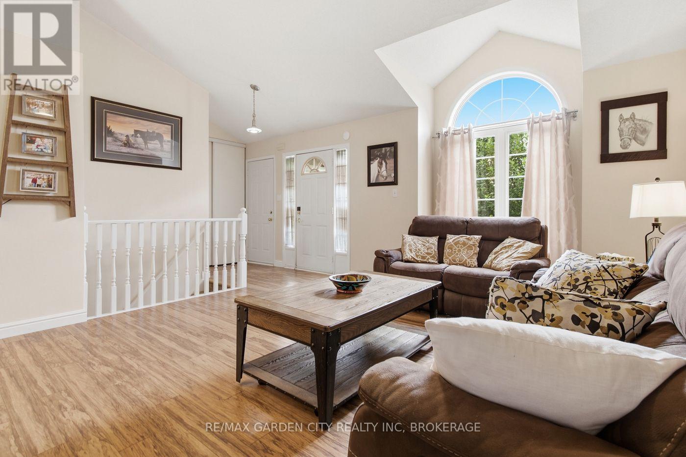 21 B KELSON AVENUE N, Grimsby (Grimsby West) — photo 5