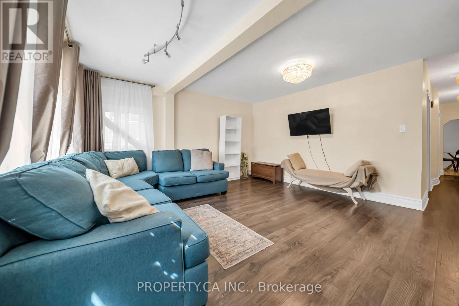 285 ROBINA AVENUE - 6