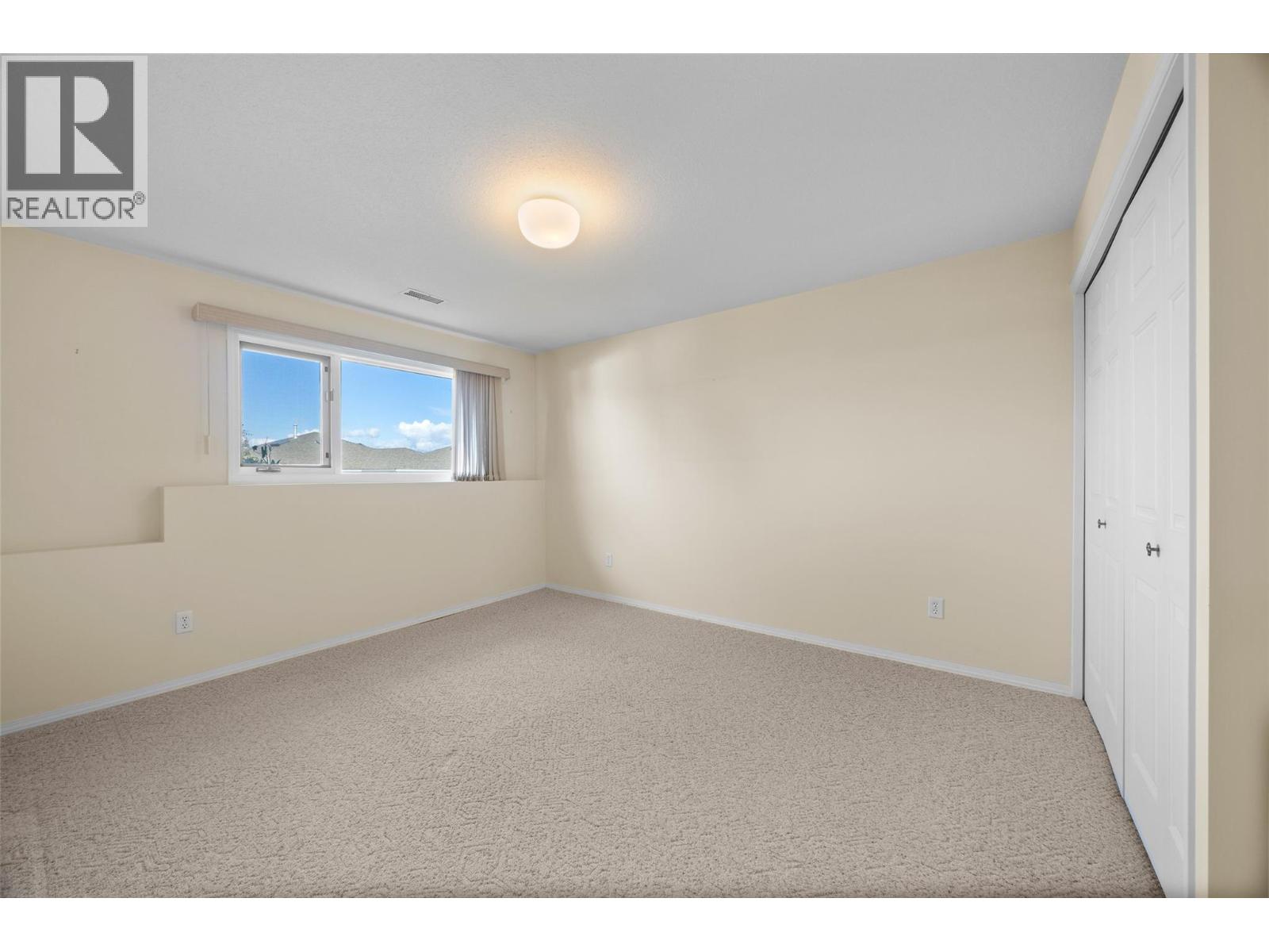 #15 2030 Van Horne Drive - 31