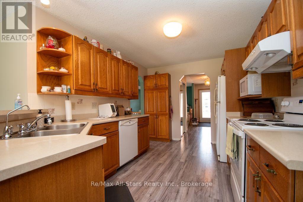 1921 MAPLERIDGE DRIVE - 11