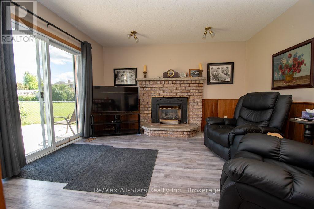 1921 MAPLERIDGE DRIVE - 12