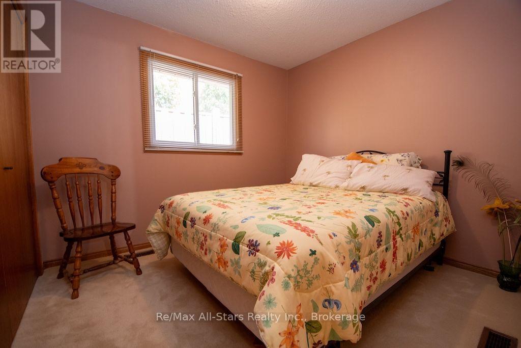 1921 MAPLERIDGE DRIVE - 21