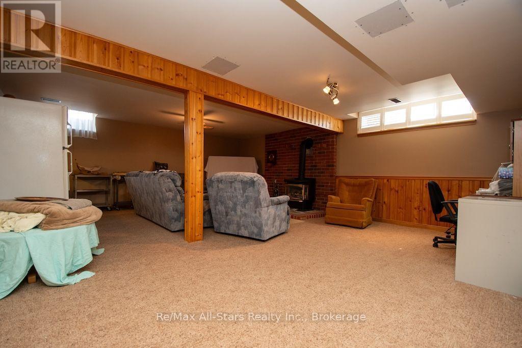 1921 MAPLERIDGE DRIVE - 25