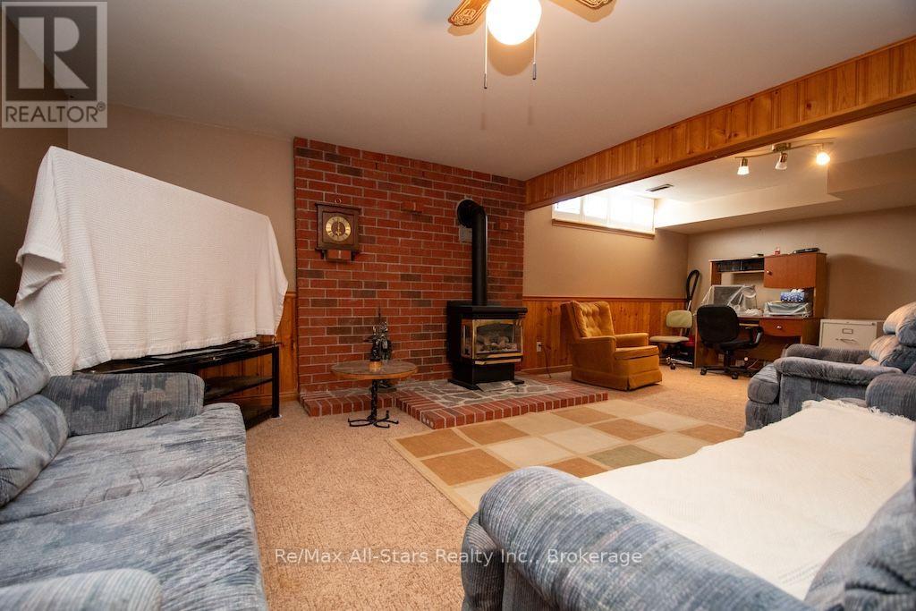 1921 MAPLERIDGE DRIVE - Image 26