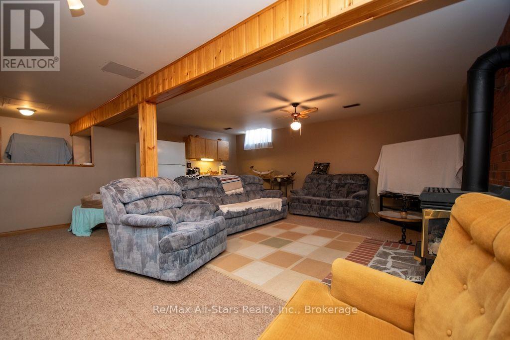 1921 MAPLERIDGE DRIVE - 27