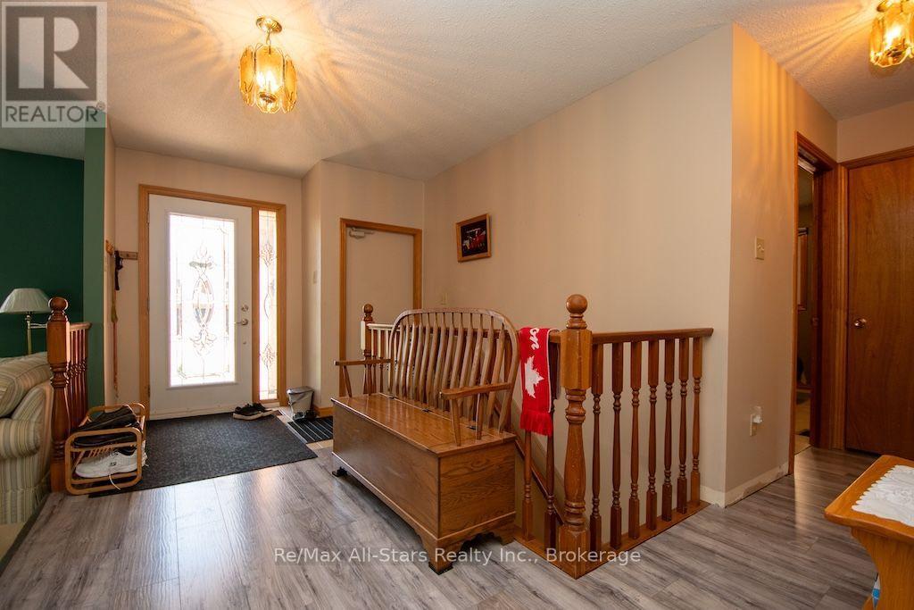 1921 MAPLERIDGE DRIVE - 4