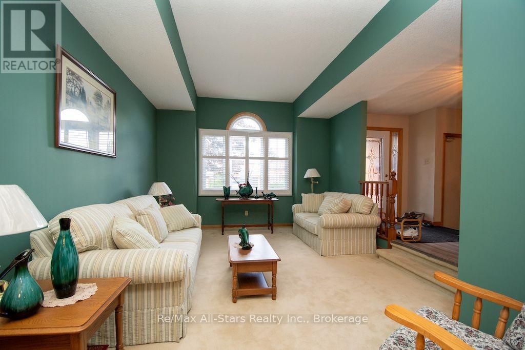 1921 MAPLERIDGE DRIVE - 5