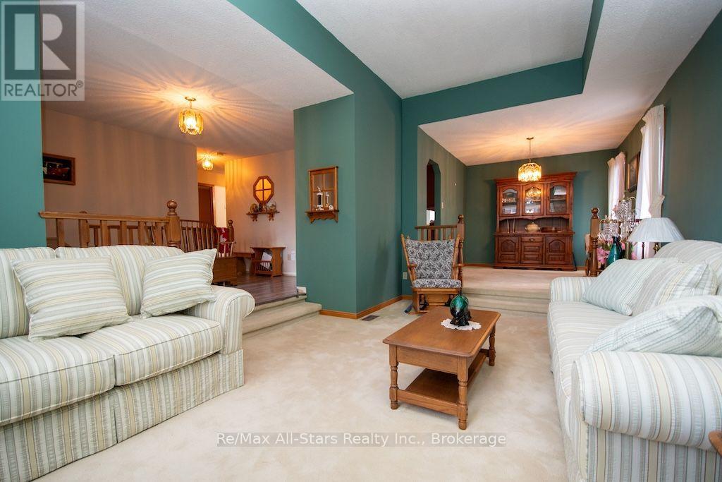 1921 MAPLERIDGE DRIVE - Image 7