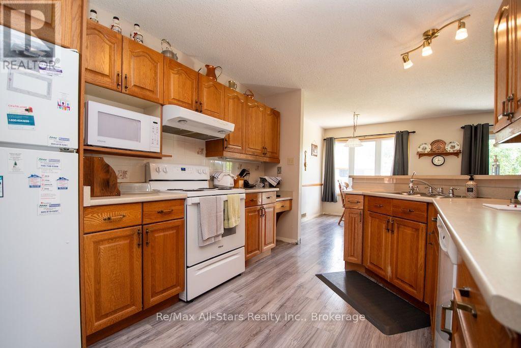 1921 MAPLERIDGE DRIVE - Image 9
