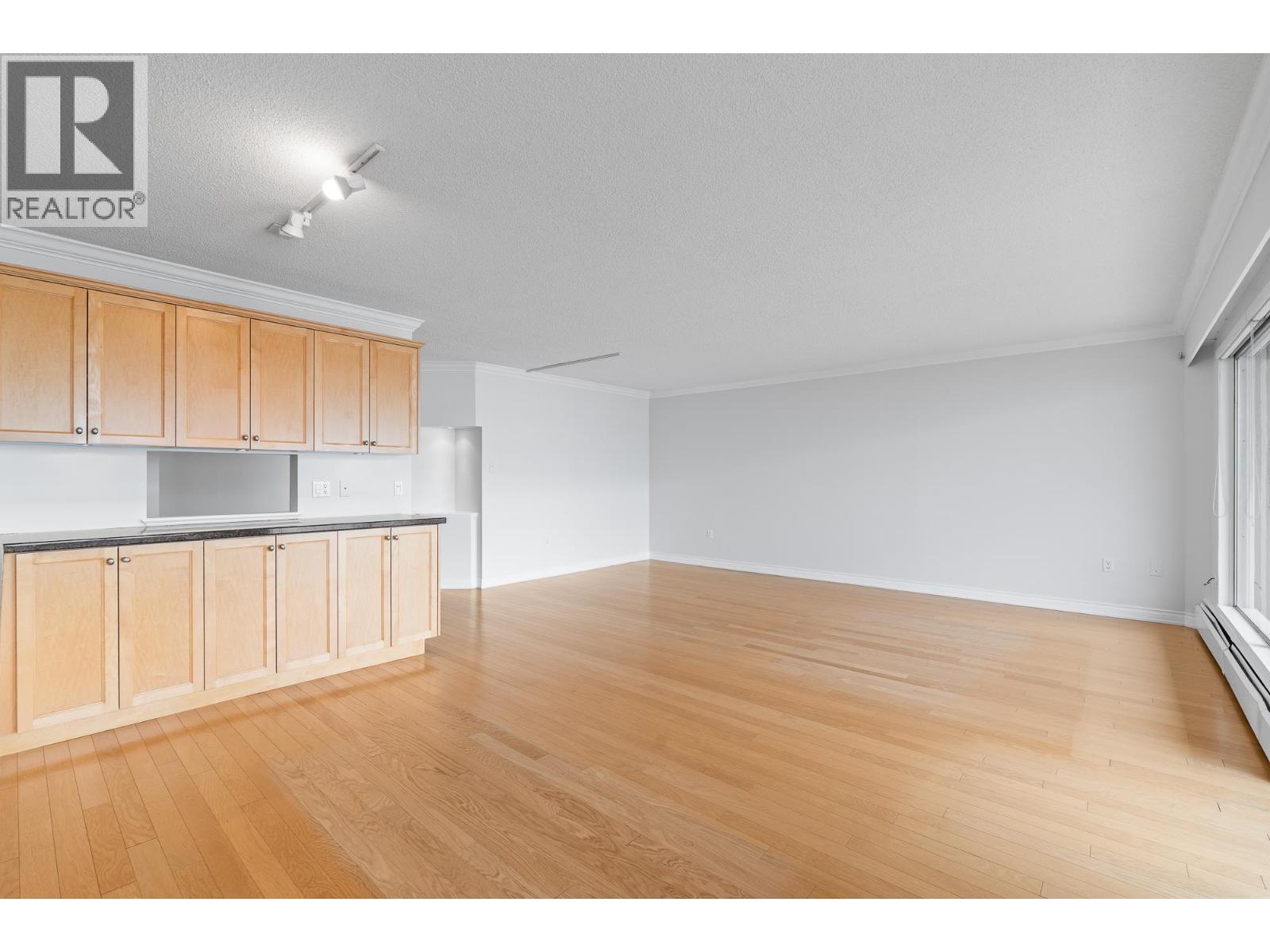 203 150 24TH STREET, West Vancouver