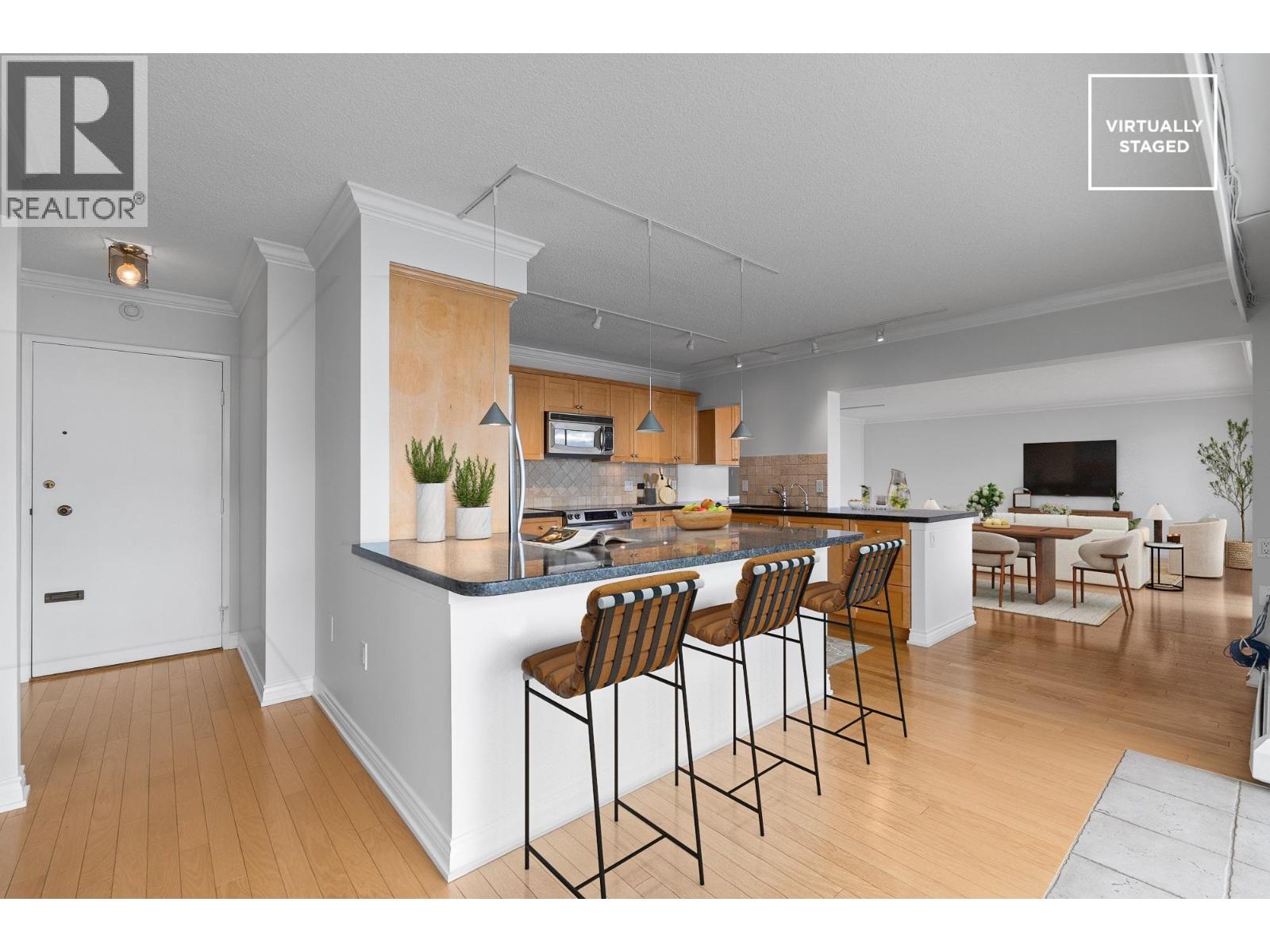 203 150 24TH STREET, West Vancouver