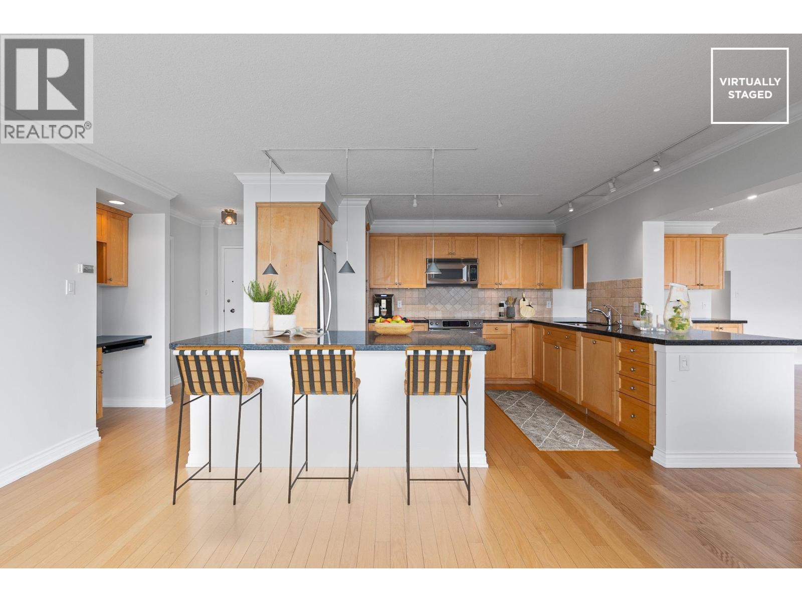 203 150 24TH STREET, West Vancouver