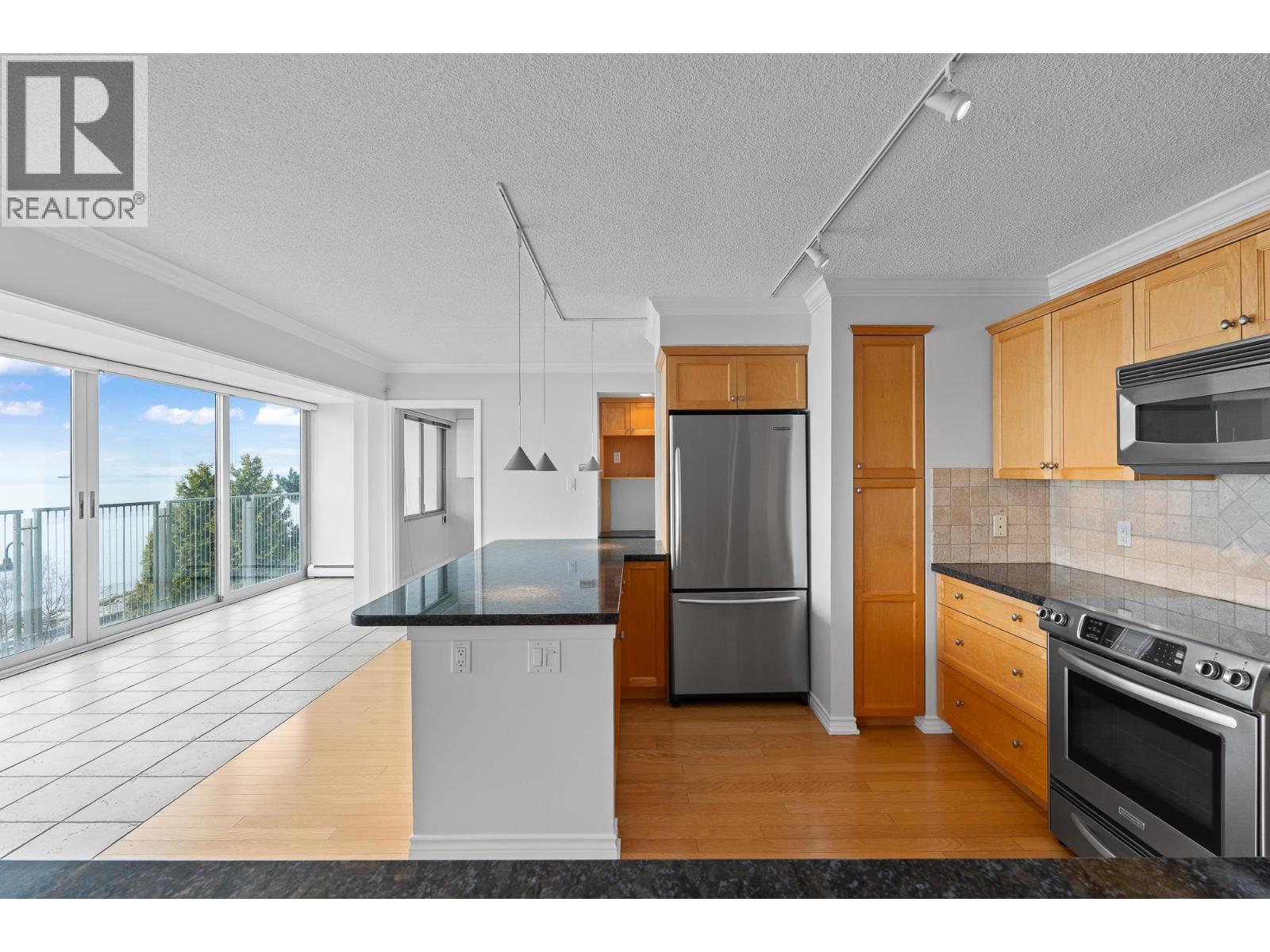 203 150 24TH STREET, West Vancouver