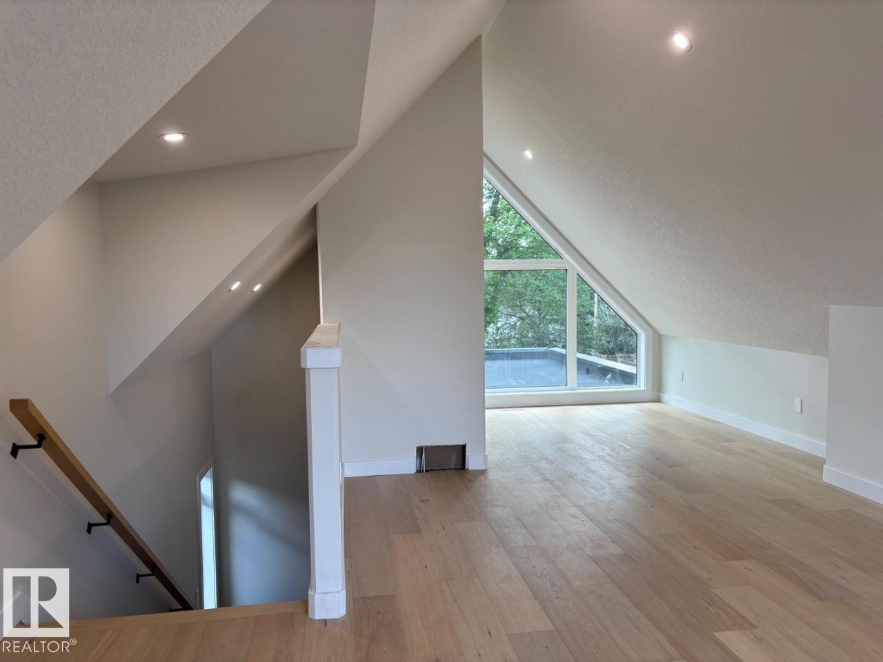 7928 97 Av NW, Holyrood — photo 21 of 30