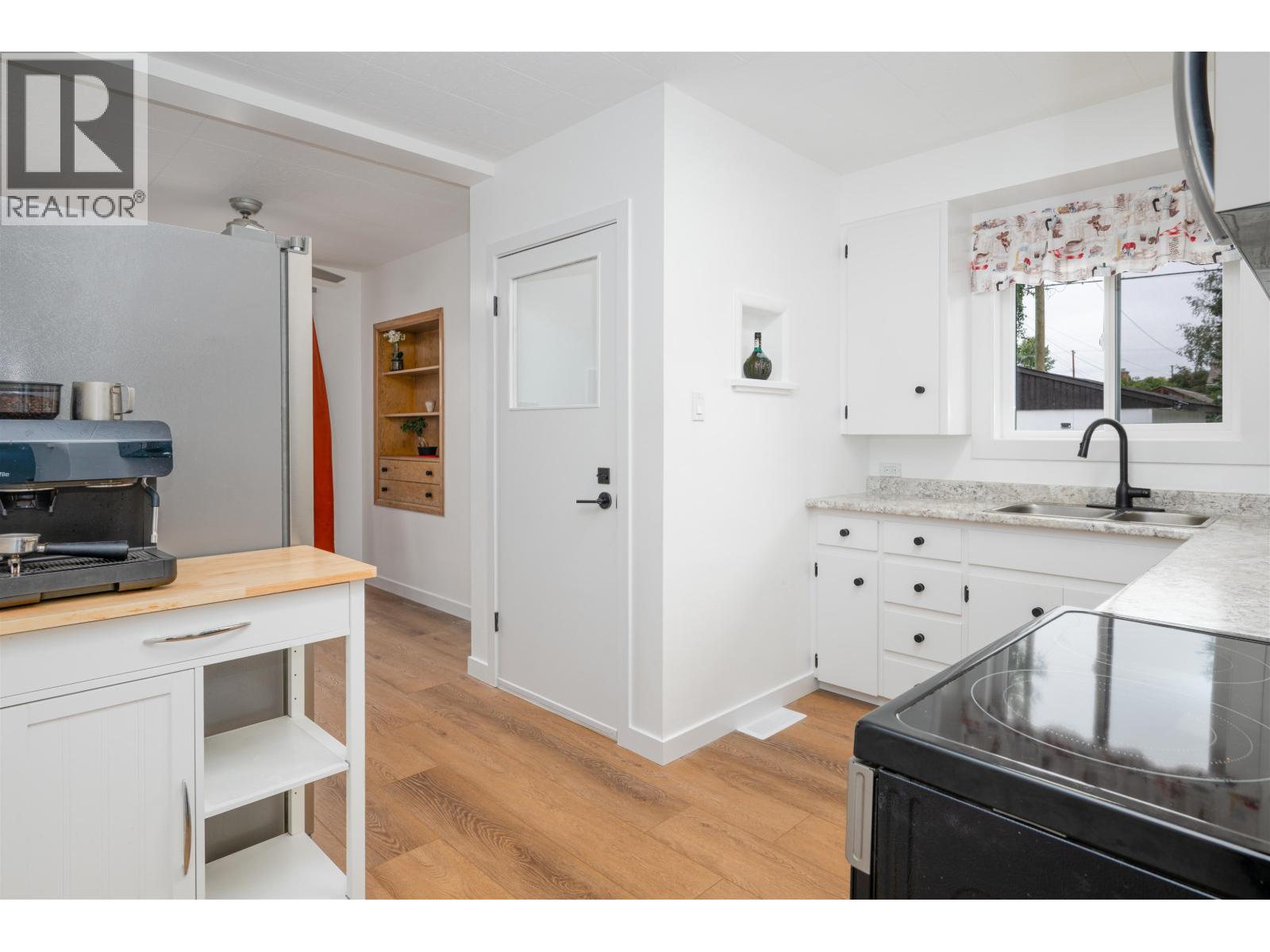 Photo 8 of 40 — 591 DOUGLAS STREET · Prince George, BC