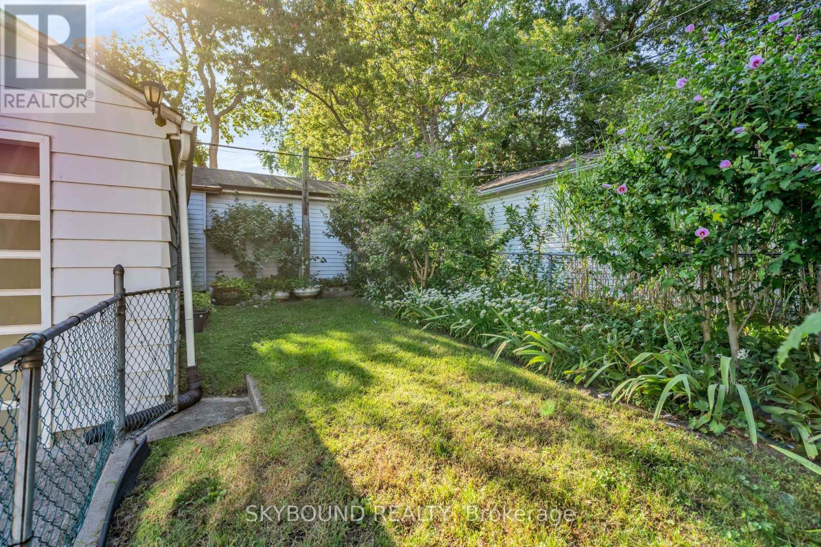 30 WOODMOUNT AVENUE - 29