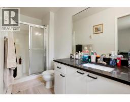 877 Admirals Rd, Esquimalt, BC V9A2P1 Photo 28