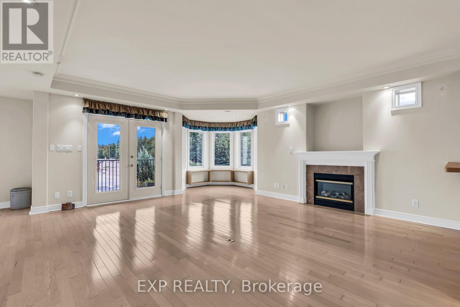 #307 10 BAY STREET E - 10