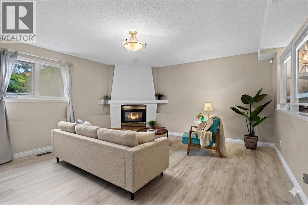 15 Sunridge Crescent NW - 23