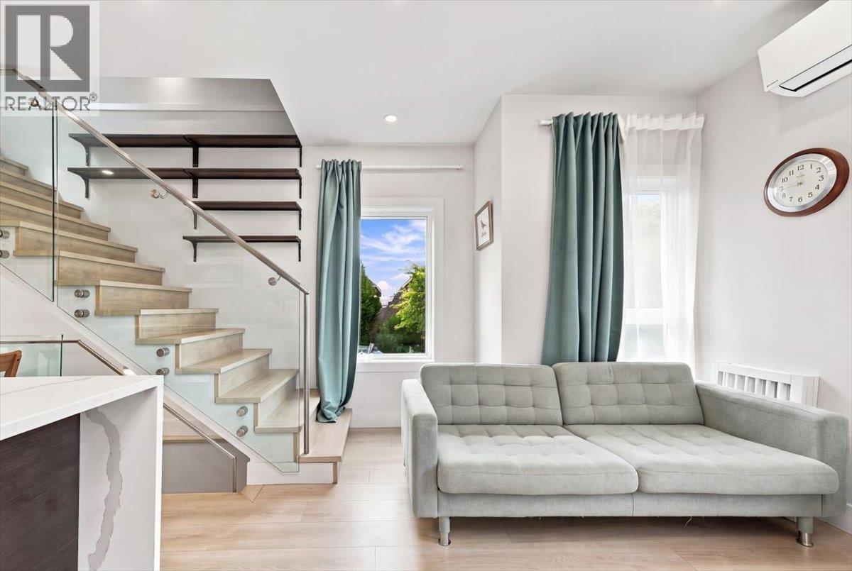 226 E 8TH STREET, North Vancouver
