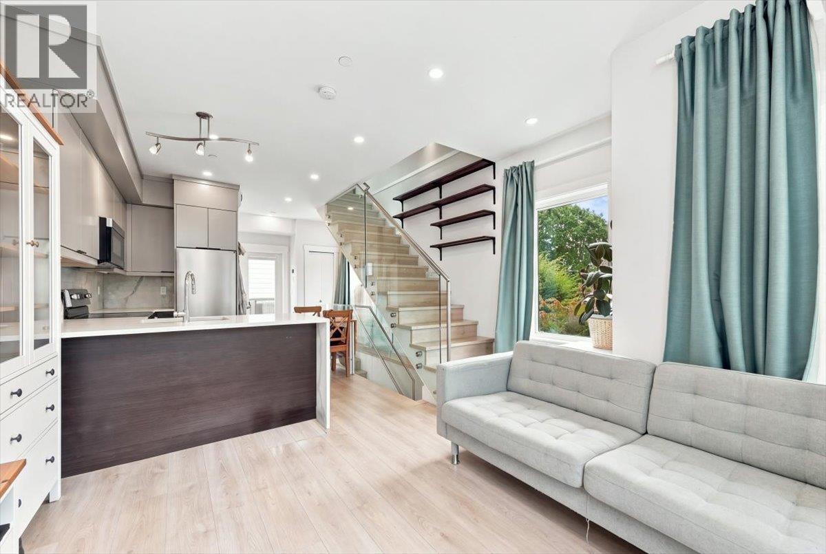226 E 8TH STREET, North Vancouver