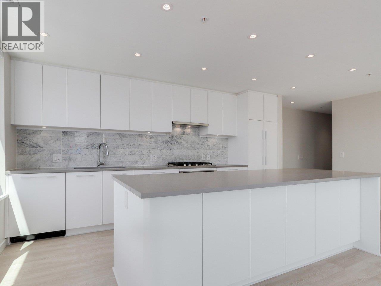 304 110 E 17TH STREET, North Vancouver - Image 1