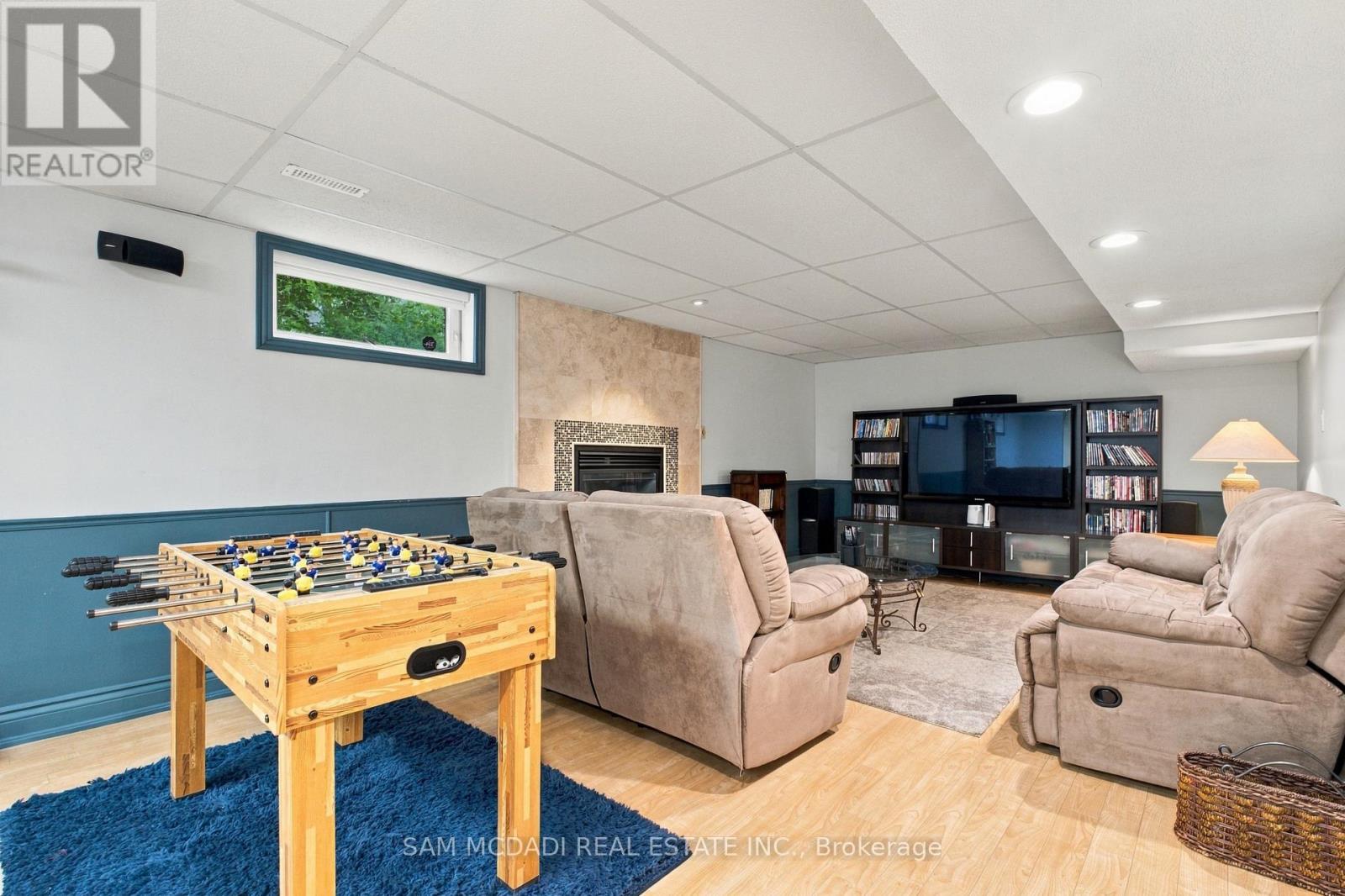 1664 HOWAT CRESCENT - 28