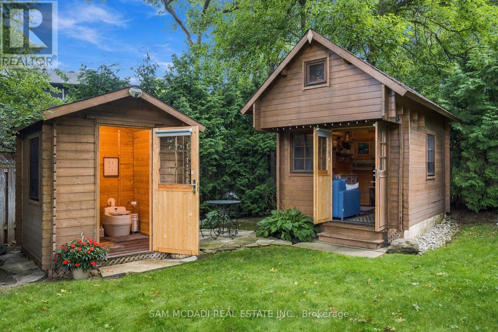 1664 HOWAT CRESCENT - 34