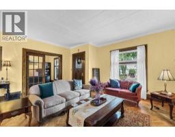 Sunroom - 379 5 Street Se, Medicine Hat, AB T1A0M7 Photo 7
