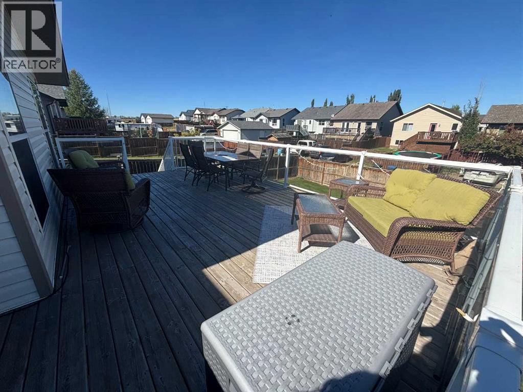 Large back deck for entertaining