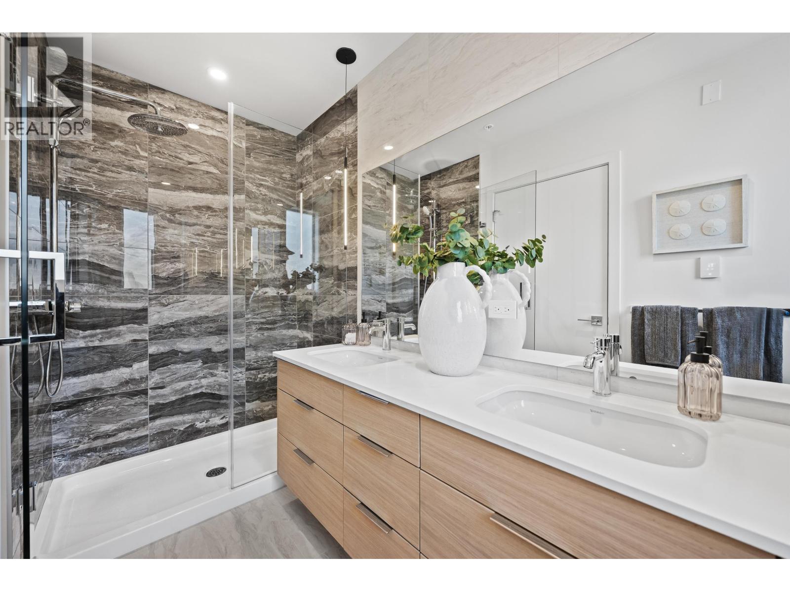 3206 HIGHLAND BOULEVARD, North Vancouver