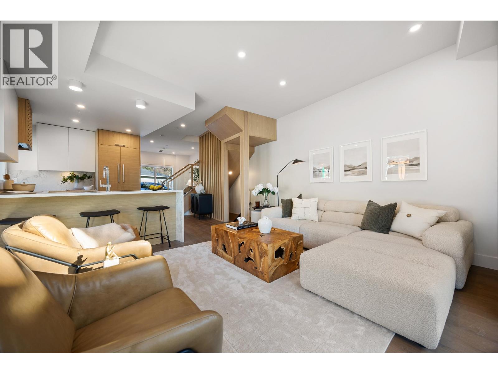 3218 HIGHLAND BOULEVARD, North Vancouver