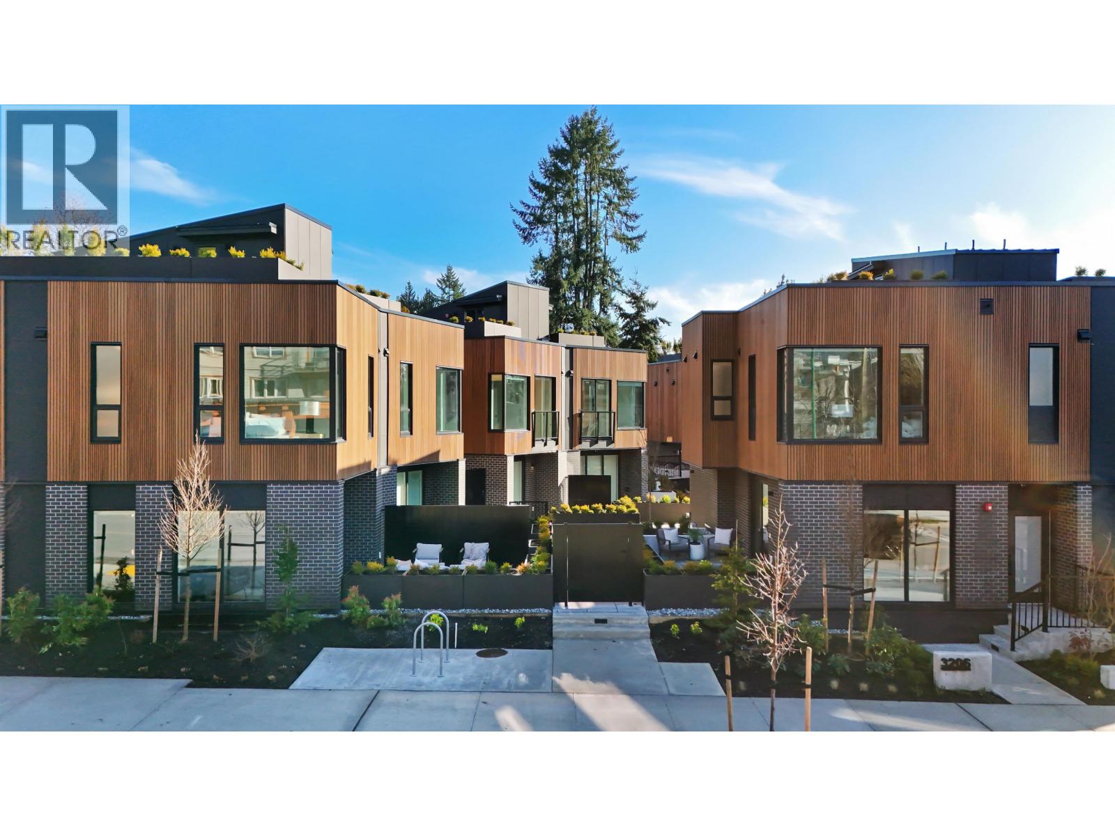 3218 HIGHLAND BOULEVARD, North Vancouver
