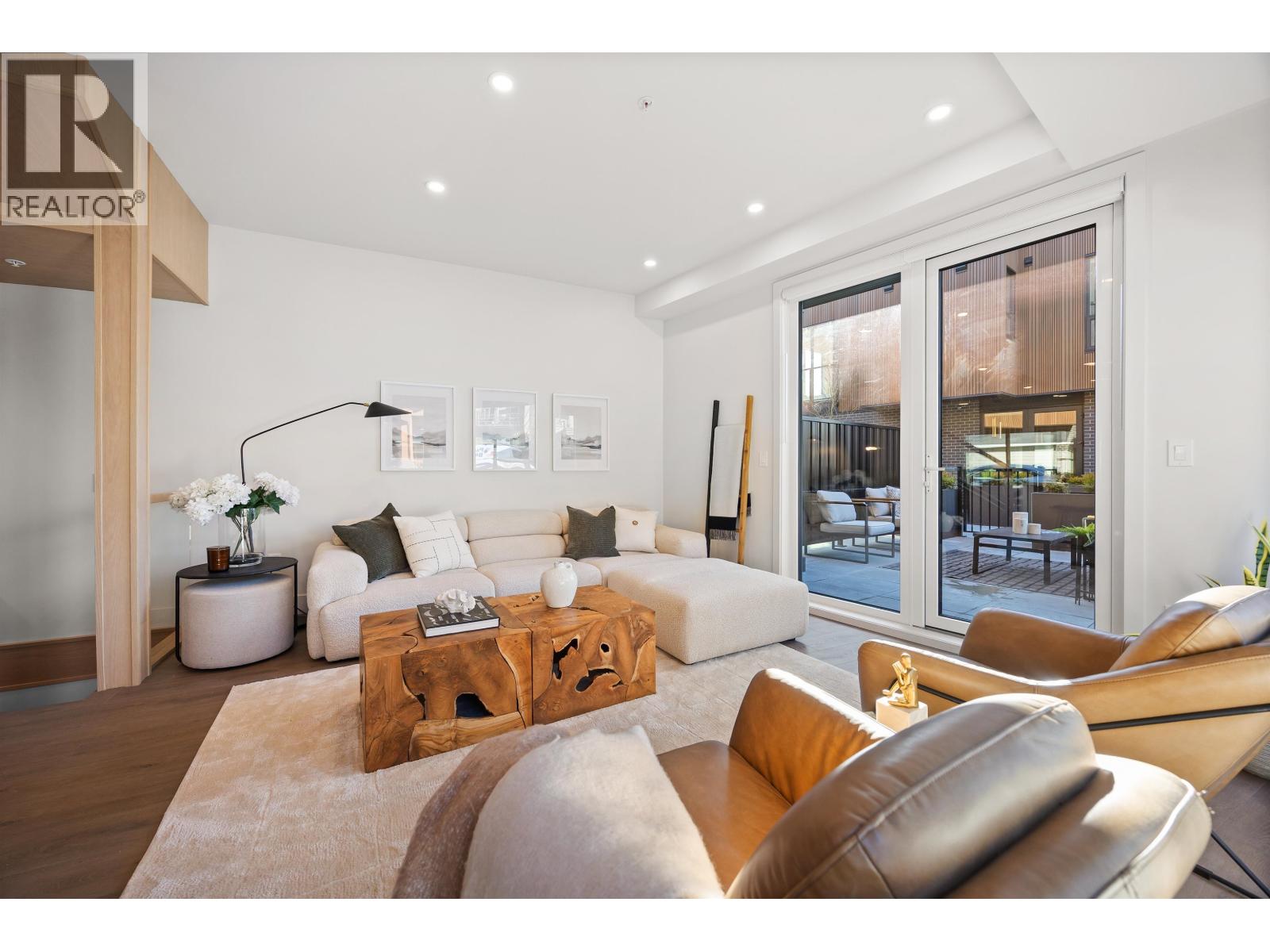 3218 HIGHLAND BOULEVARD, North Vancouver