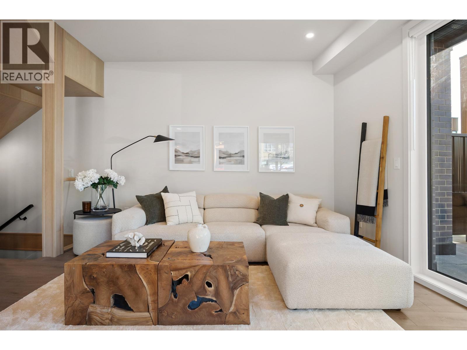 3218 HIGHLAND BOULEVARD, North Vancouver